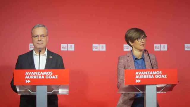 Alfredo Retortillo y Begoa Gil (PSE) en una rueda de prensa en Bilbao. / EP