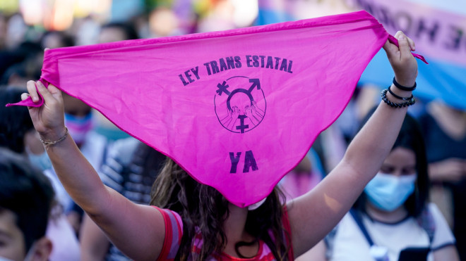 Una chica sostiene un pañuelo en una manifestación centrada en el colectivo trans. / EP