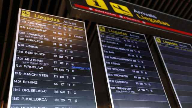 Panel turstico con vuelos en un aeropuerto / EP