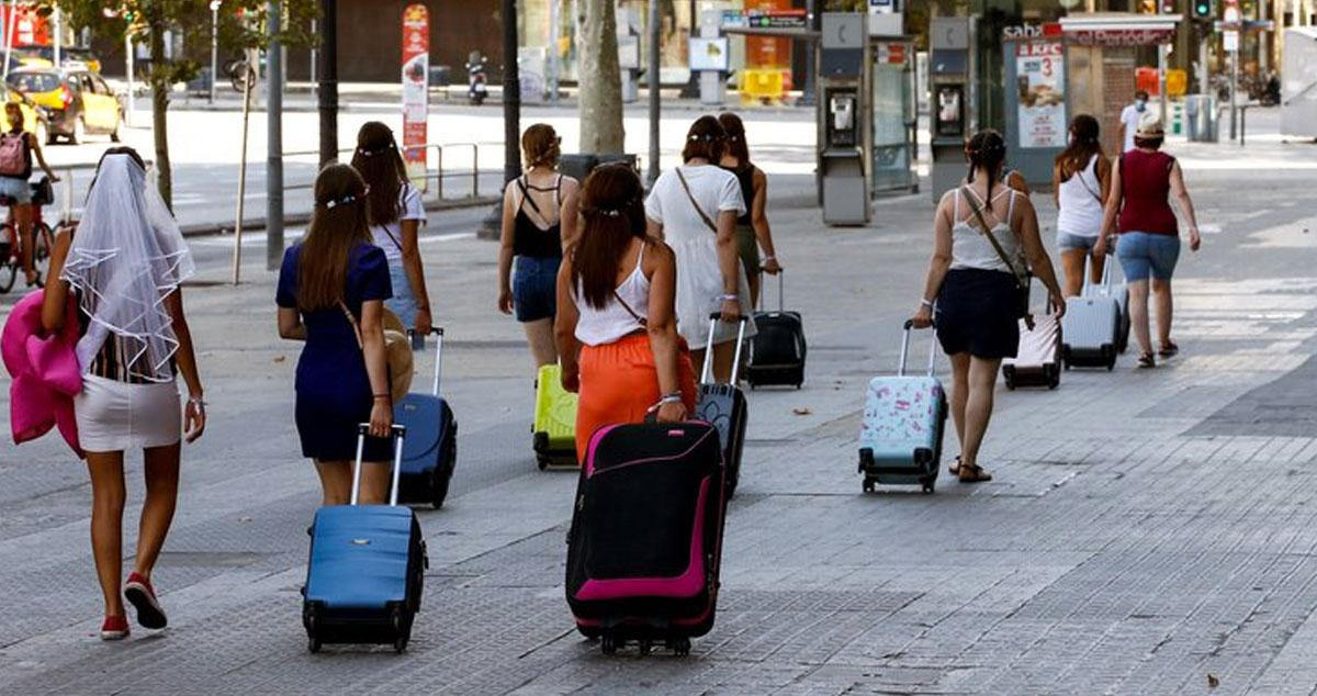 Varias personas de turismo por España / EFE