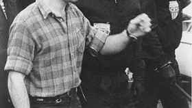 Henri Parot, rodeado de policas en Bayona en 1990. / EFE