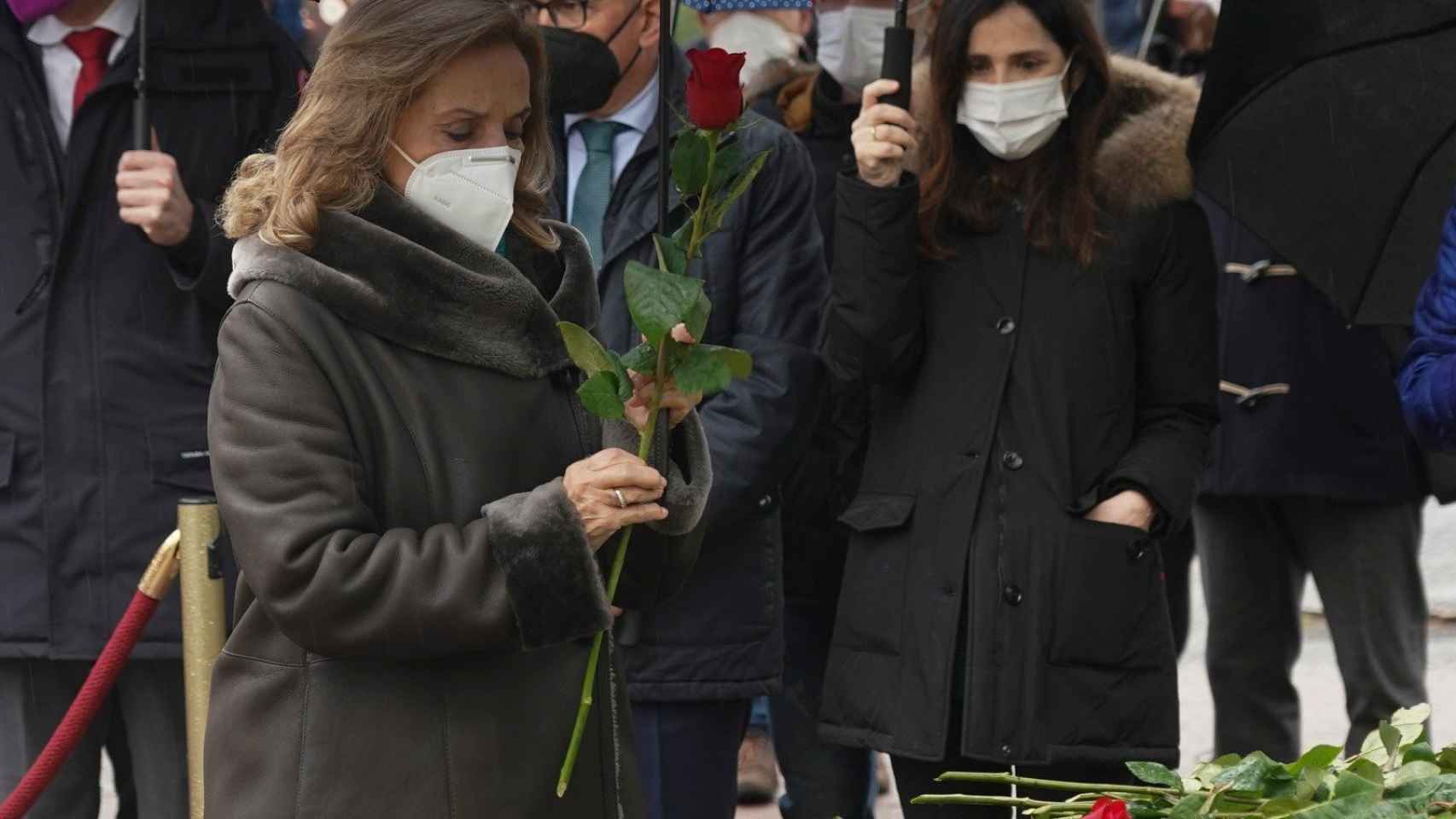Natividad Rodrguez, viuda de Buesa, durante la ofrenda floral / Imagen: @eajpnv_Legebil