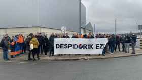 Trabajadores de Pepsico, este viernes durante la concentracin en la factora de Etxabarri-Ibia / CV
