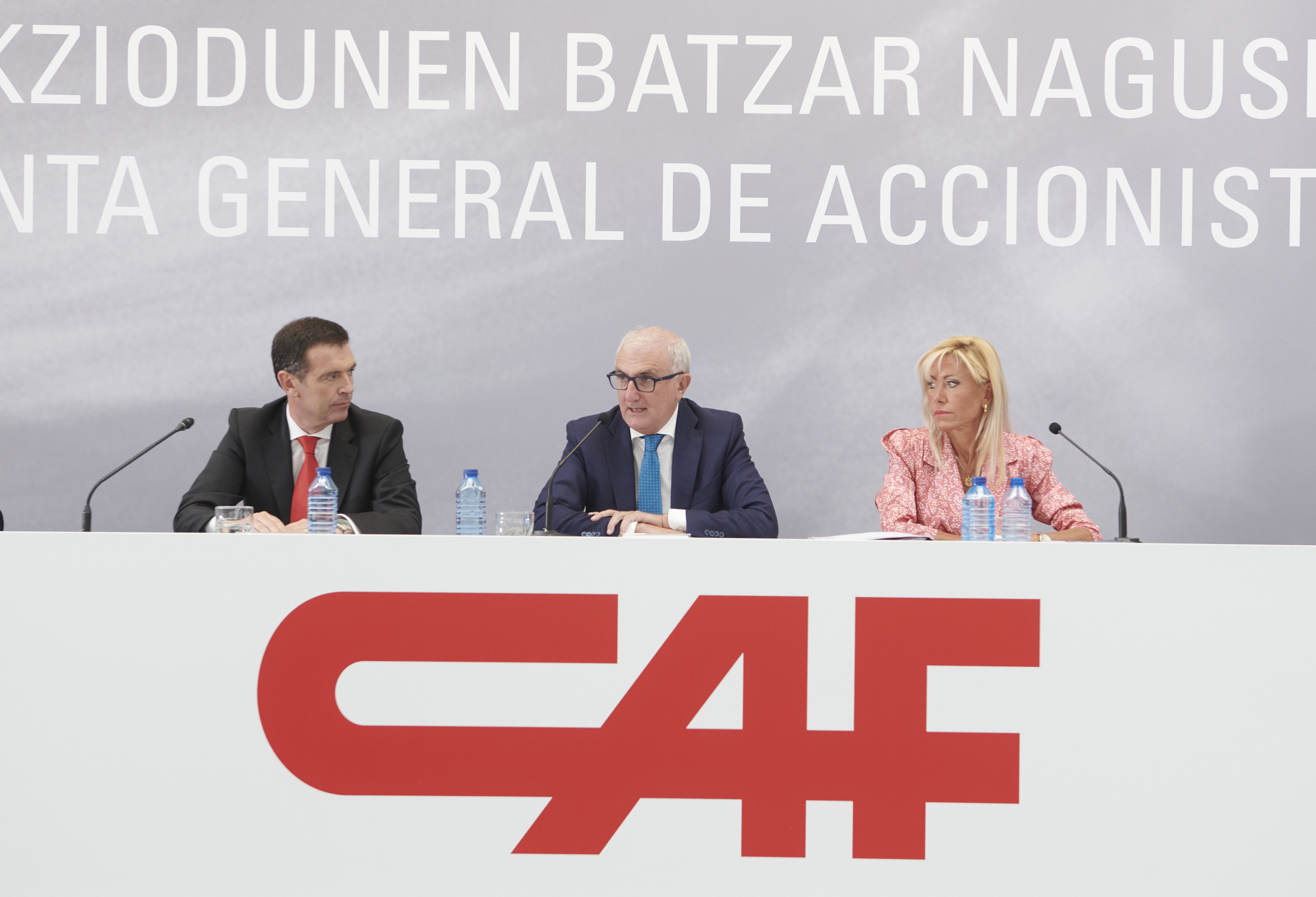 El presidente de CAF, Andrés Arizkorreta, en el centro