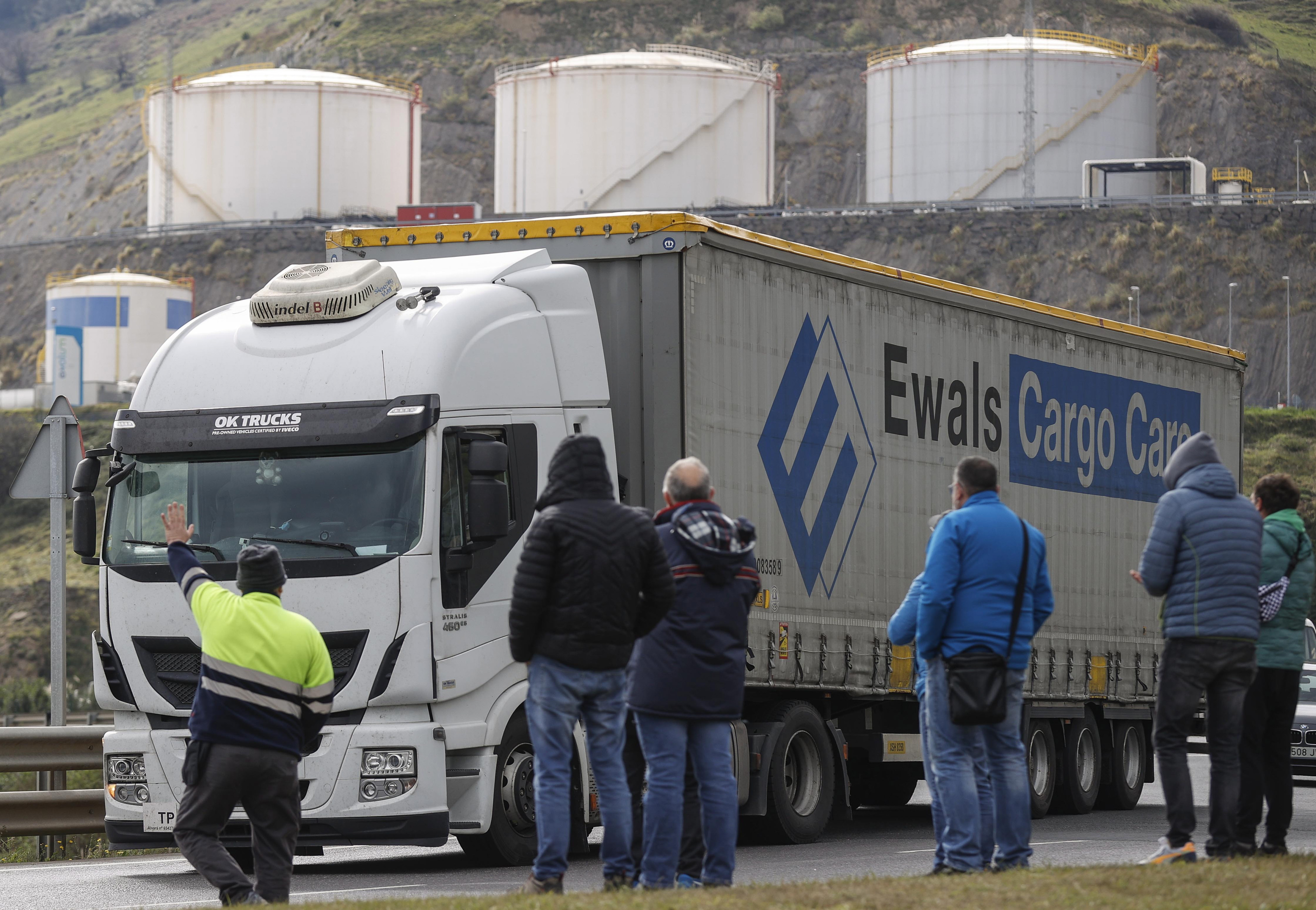 Un piquete de transportistas increpa a un camión que intenta acceder al Puerto de Bilbao / Miguel Toña (EFE)