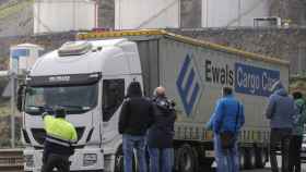 Un piquete de transportistas increpa a un camin que intenta acceder al Puerto de Bilbao / Miguel Toa (EFE)