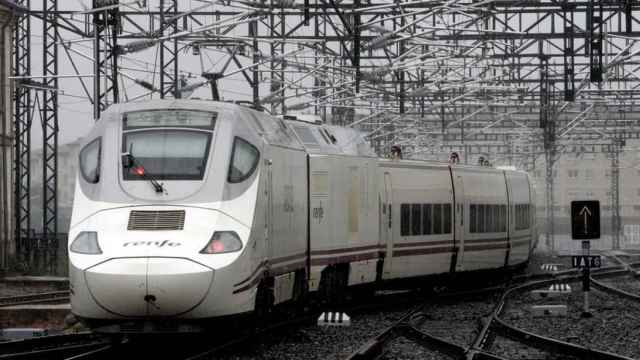 Uno de los trenes de Renfe que será sustituido por el TAV. / EFE