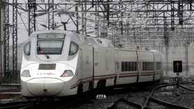 Uno de los trenes de Renfe que será sustituido por el TAV. / EFE