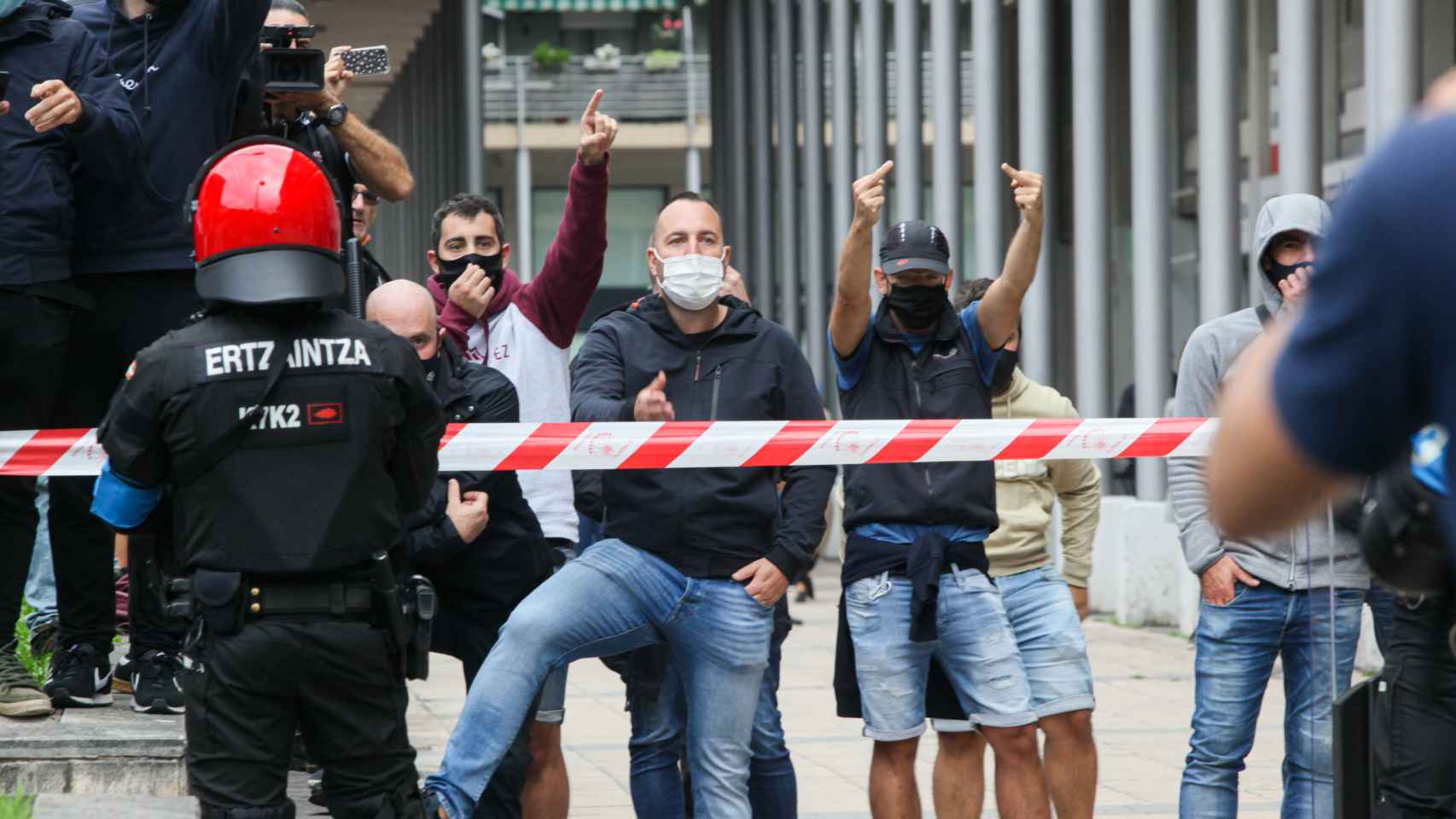 Manifestantes de 'Sare antifascista' vigilados por la Ertzaintza frente al acto de Vox. / EP