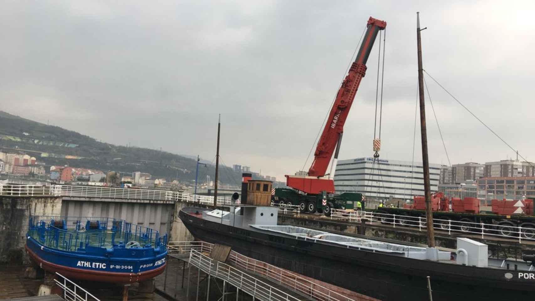 La gabarra prueba su flotabilidad en la ra de Bilbao/ CV