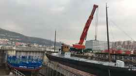 La gabarra prueba su flotabilidad en la ra de Bilbao/ CV