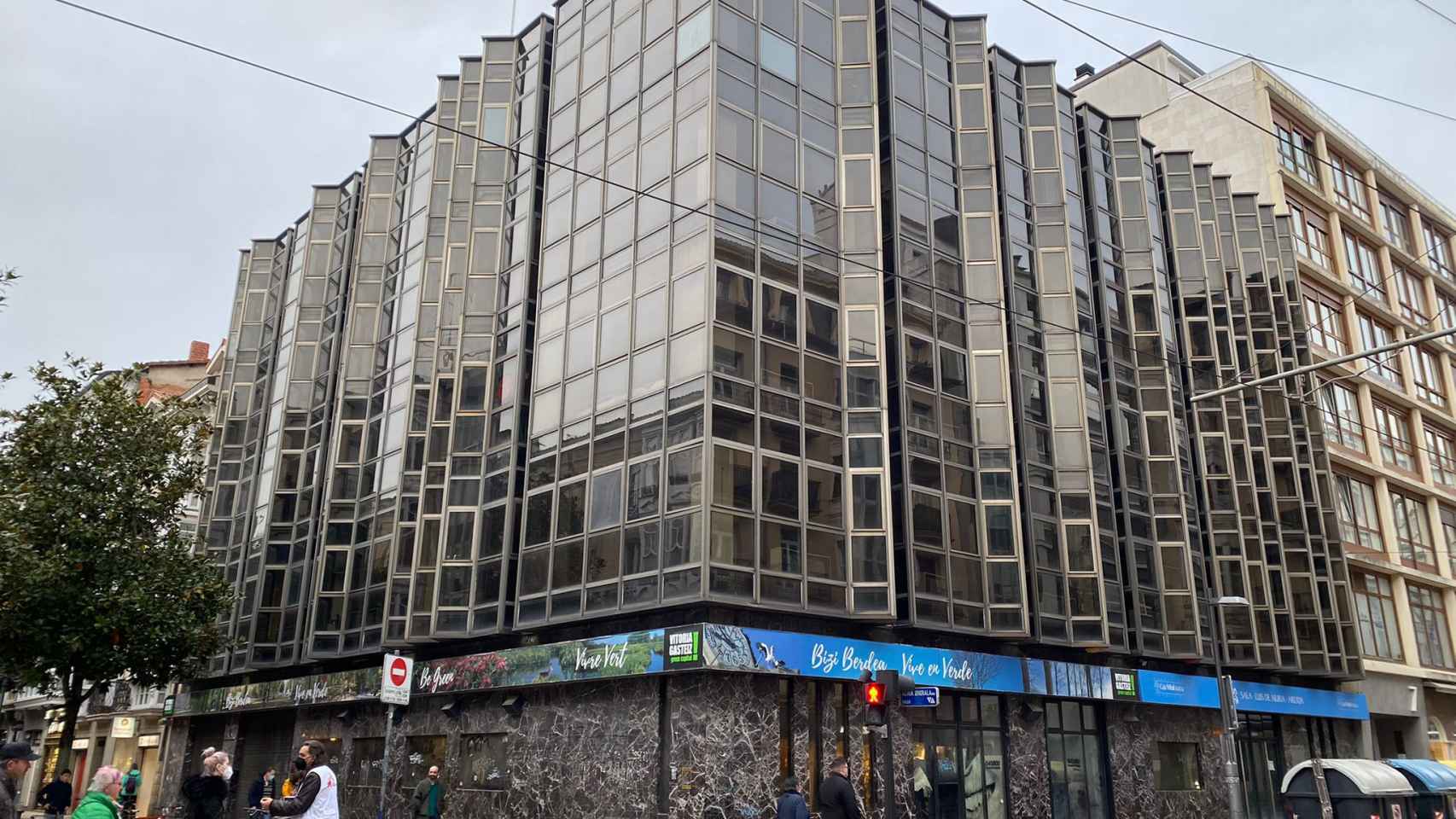 El edificio de Kutxabank hace esquina entre la calle Dato y General lava / Crnica Vasca