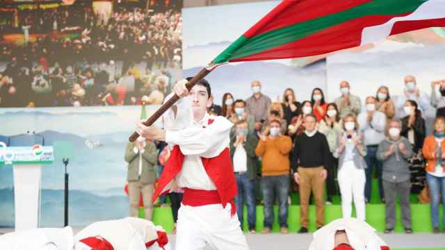 Dantzaris bailan con Ikurrias durante un acto en la celebracin del Aberri Eguna / Europa Press