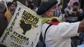 Un hombre participa en una marcha con una pancarta por los presos de ETA. / EP