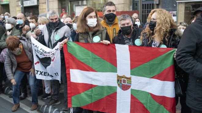 Varias personas sostienen la Ikurriña en un acto a favor de la independencia / Europa Press