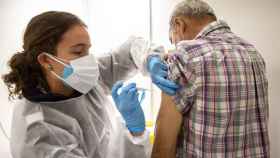 Una enfermera inyecta la vacuna contra la gripe a un paciente en Osakidetza. / EP