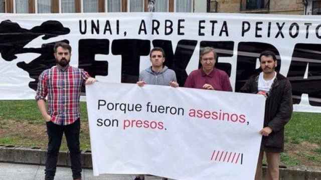 Cuatro miembros de 'Ego Non' en Arrasate sujetando una pancarta contra el apoyo a los presos de ETA.