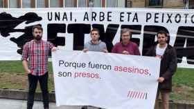 Cuatro miembros de 'Ego Non' en Arrasate sujetando una pancarta contra el apoyo a los presos de ETA.
