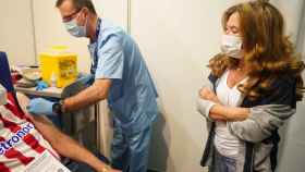 La consejera de Sanidad en Euskadi, Gotzone Sagardui, en un dispositivo de vacunacin contra la COVID-19 para personas menores de 65 aos en el Bilbao Exhibition Center (BEC). / EP