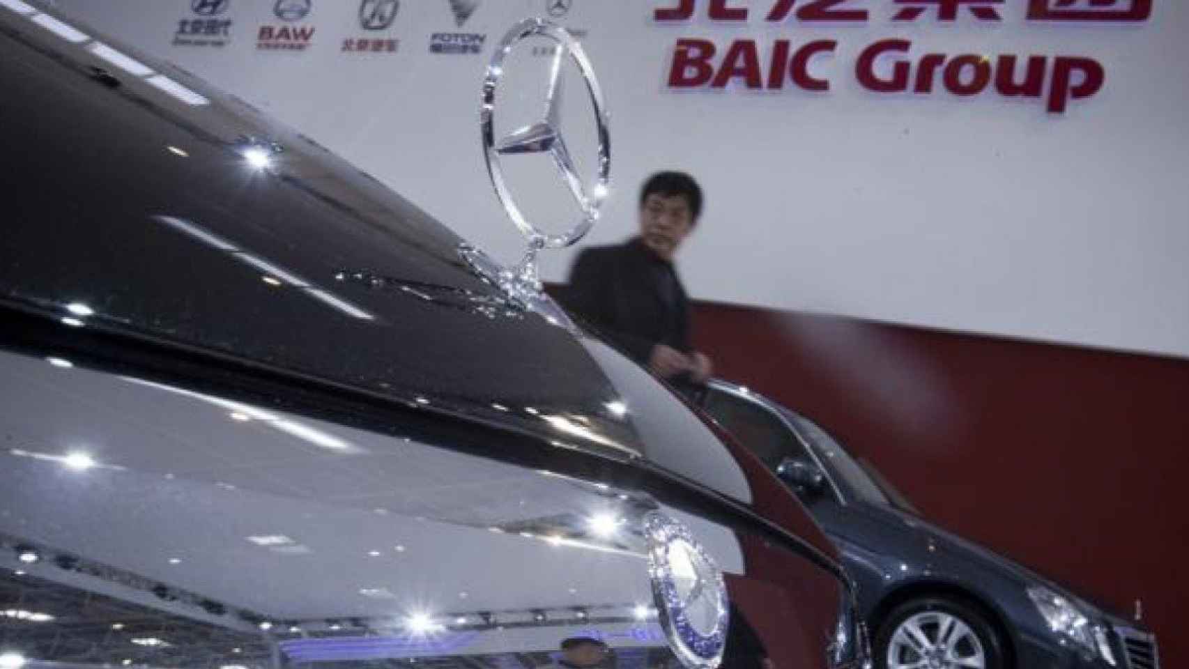 Un Mercedes delante del logo del BAIC (Beijing Automotive Group)./ BAIC