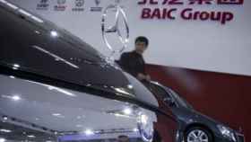 Un Mercedes delante del logo del BAIC (Beijing Automotive Group)./ BAIC