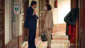 La ministra de Hacienda, Mara Jess Montero, conversa con el portavoz del PNV, Aitor Esteban en los pasillos del Congreso. / Efe