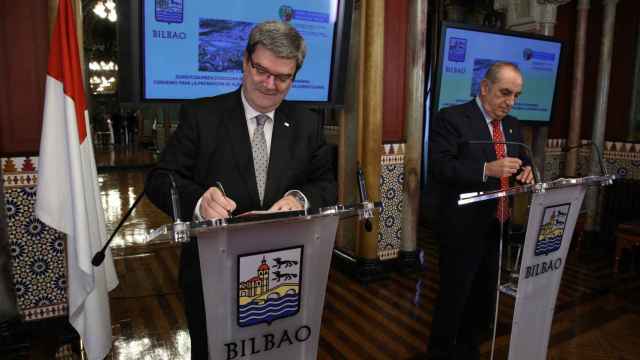 El alcalde de Bilbao y el consejero Arriola durante la firma del un convenio. /EP