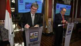 El alcalde de Bilbao y el consejero Arriola durante la firma del un convenio. /EP