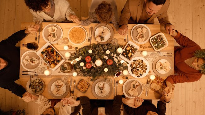Una familia celebra una cena de Navidad en una mesa llena de productos cuyo precio ha ascendido / PEXELS