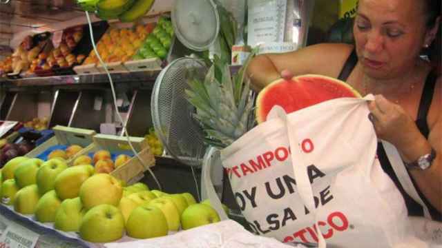 Una comerciante prepara una bolsa de la compra de un cliente. /EP