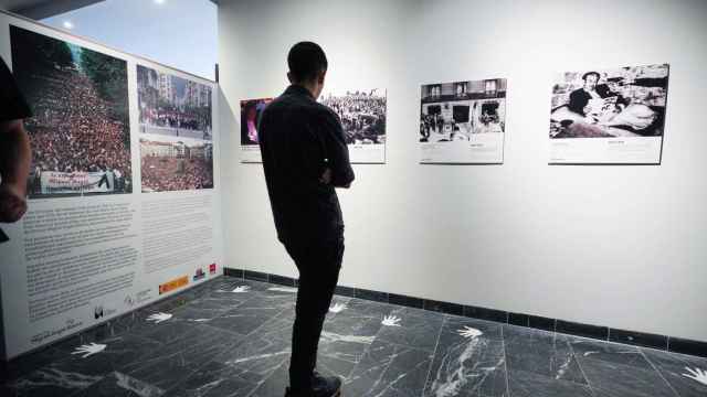 Una persona observa una obra en el Centro Memorial de las Vctimas del Terrorismo. / EP