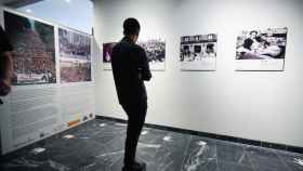 Una persona observa una obra en el Centro Memorial de las Vctimas del Terrorismo. / EP