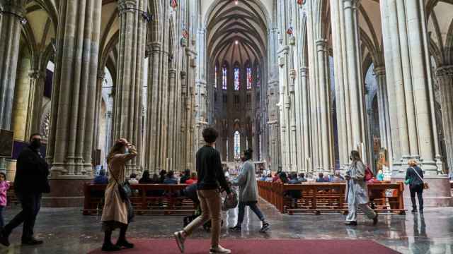 Turistas y fieles en la Catedral Nueva de Vitoria durante la Semana Santa. / EFE