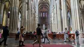 Turistas y fieles en la Catedral Nueva de Vitoria durante la Semana Santa. / EFE