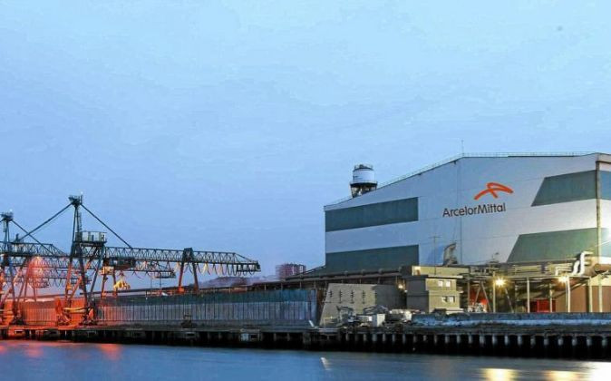 Vista de la empresa siderúrgica ArcelorMittal de Sestao, en Bizkaia. EFE