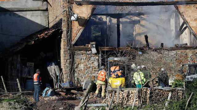 Los cuerpos de rescate y extincin trabajan en el incendio del casero de Okondo / EFE
