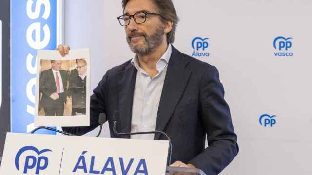 Iaki Oyarzabal, lder del PP de lava, sostiene una imagen de Alfredo de Miguel junto a Joseba Egibar. / EP