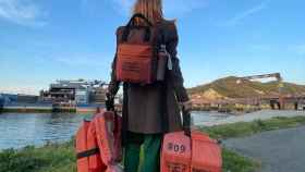 Una mochila confeccionada con los chalecos salvavidas.