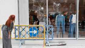 Imagen de los destrozos en una tienda de San Sebastin. / EFE