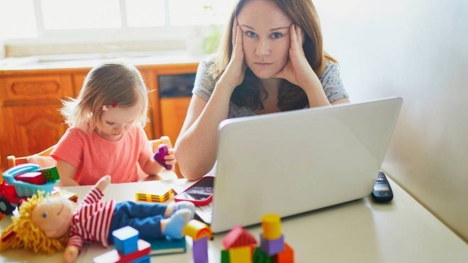 Las mujeres científicas, al estar dedicando más tiempo a cuidar y a la educación de los hijos en casa, están publicando menos. / Adobe Stock