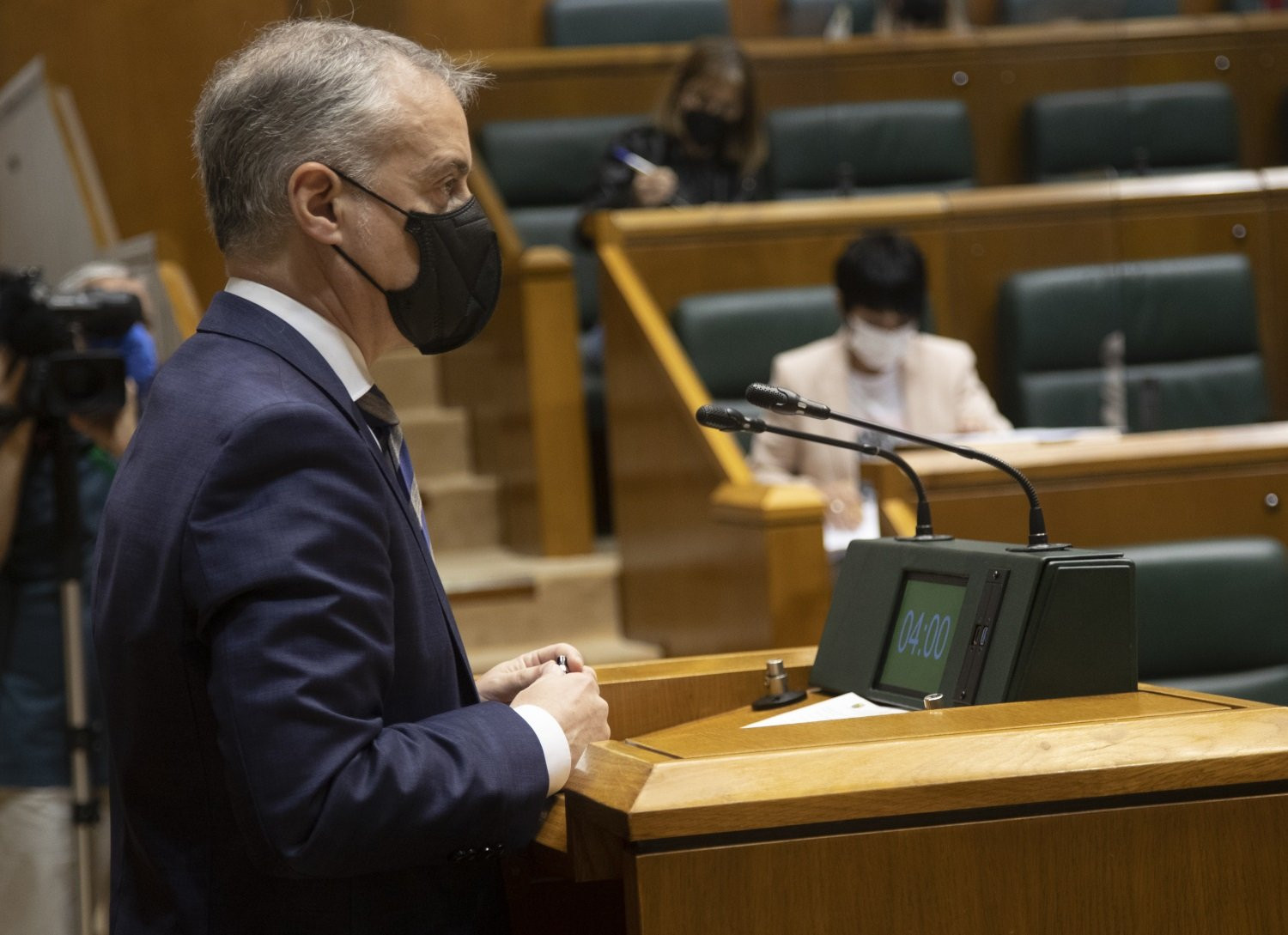 El lehendakari Urkullu interviene en el Parlamento, con Maddalen Iriarte (EH Bildu) en su escaño. / EP