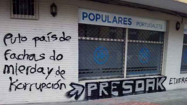 Pintadas contra el Partido Popular en una sede en Bizkaia. / EP