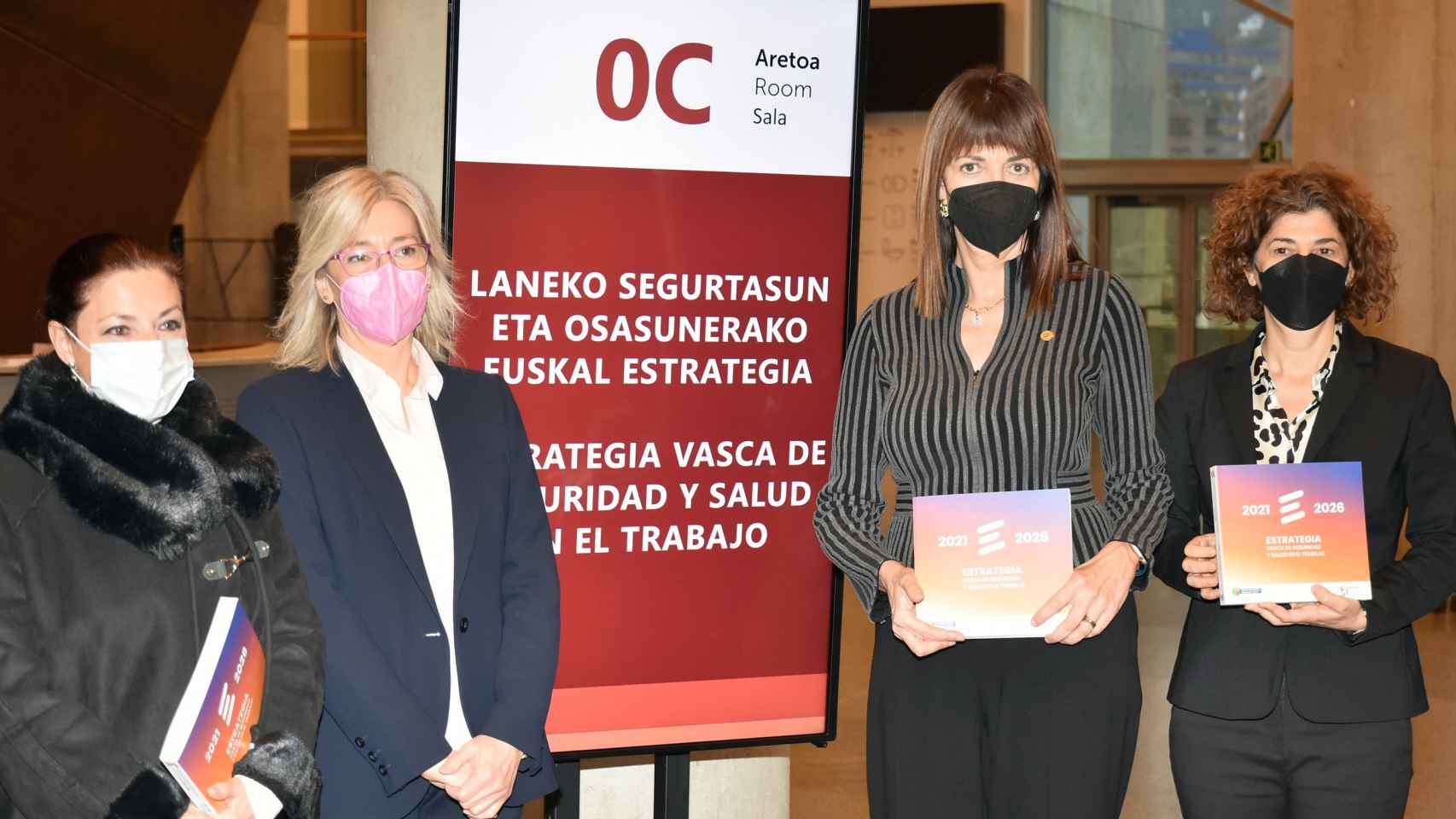 La consejera de Trabajo y Empleo, Idoia Mendia, y la directora de Osalan, Lourdes scar, en la presentacin de la nueva estrategia de Seguridad Laboral/Irekia