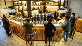 Varios clientes consumiendo en la barra de un bar en Euskadi. / EFE