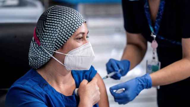 Una mujer es vacunada en un centro sanitario. EFE