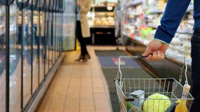 Un consumidor en un supermercado / EUROPA PRESS - NIELSENIQ