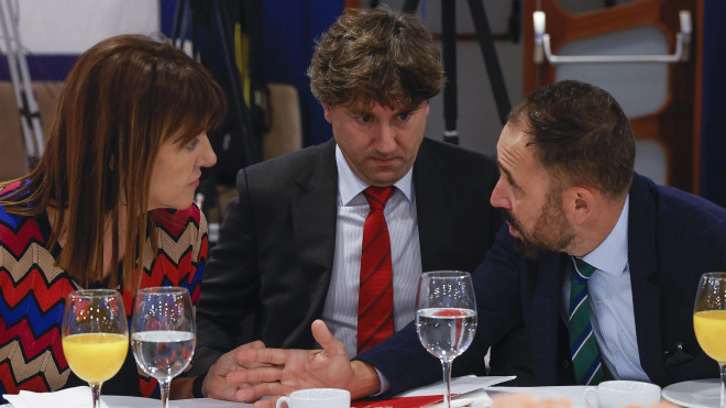 Idoia Mendia y Denis Itxaso charlan ante la mirada de Eneko Andueza / Miguel Toña (EFE)