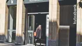 Kontsumobide sanciona a Kutxabank con 123.000 euros por no dar servicio de caja / Kutxabank