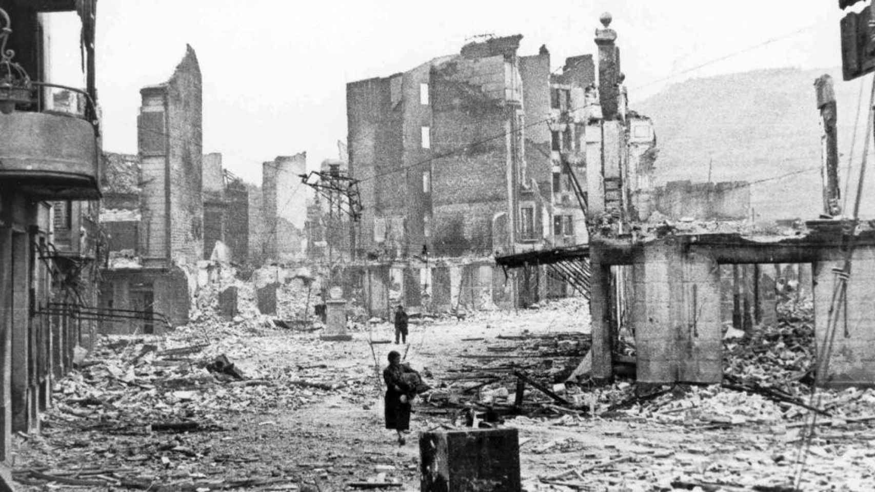 Gernika tras sufrir el bombardeo en abril de 1937. / Getty