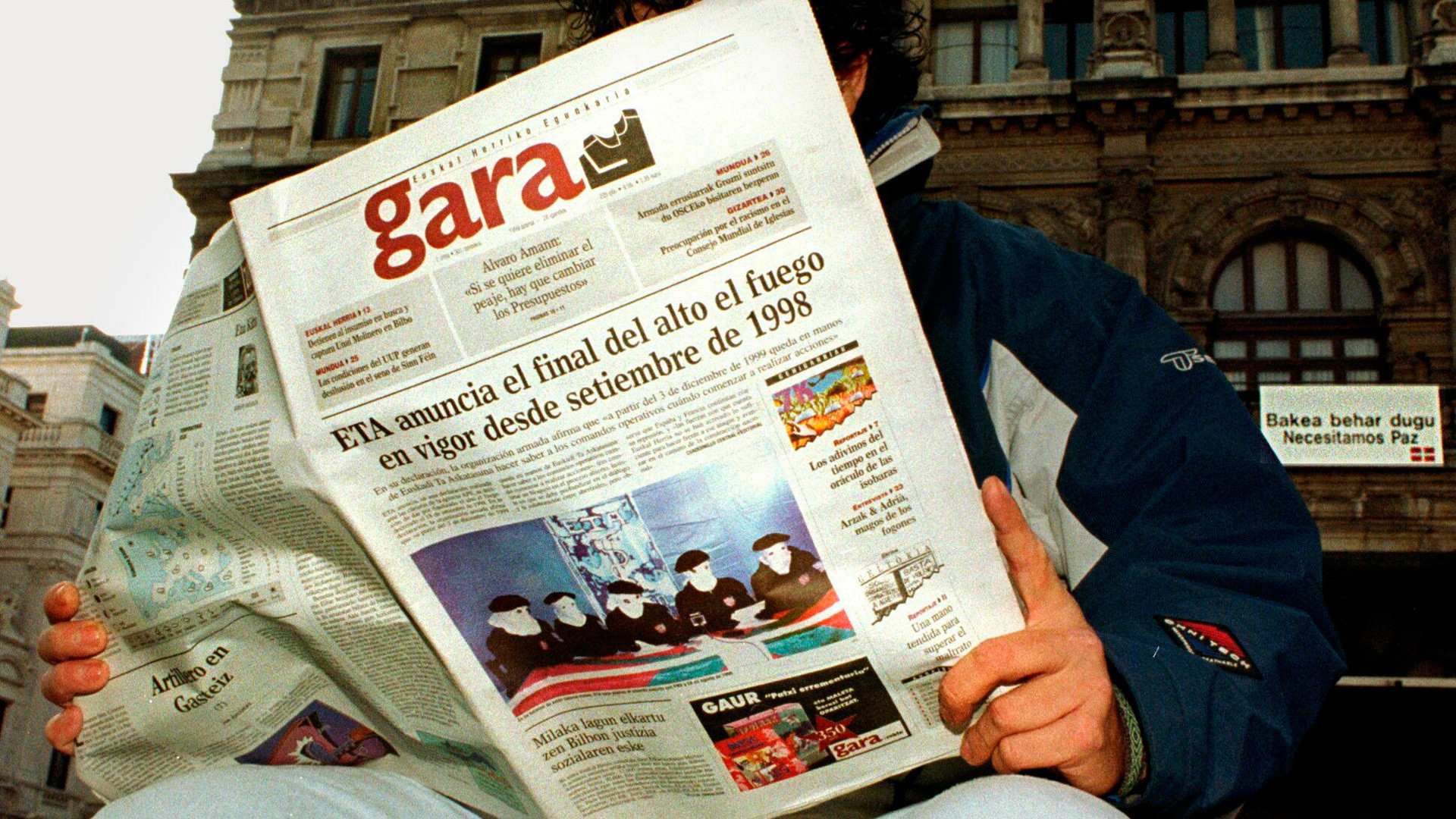 Un hombre sostiene un ejemplar del periódico Gara que cuenta el final del alto el fuego de ETA. / EFE